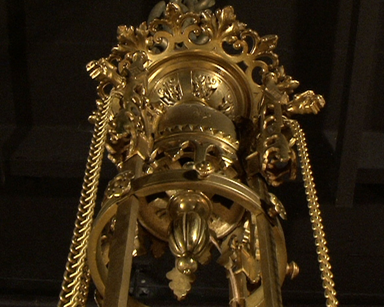 Suspension en bronze doré à cabochons de verre.-1